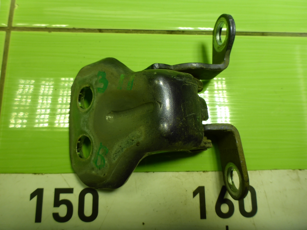 Петля двери задней правой верхняя