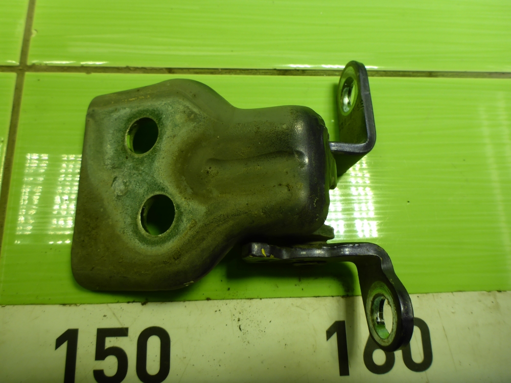 Петля двери передней левой верхняя