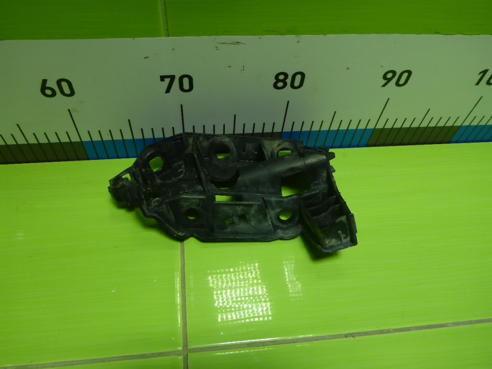 Кронштейн переднего бампера правый