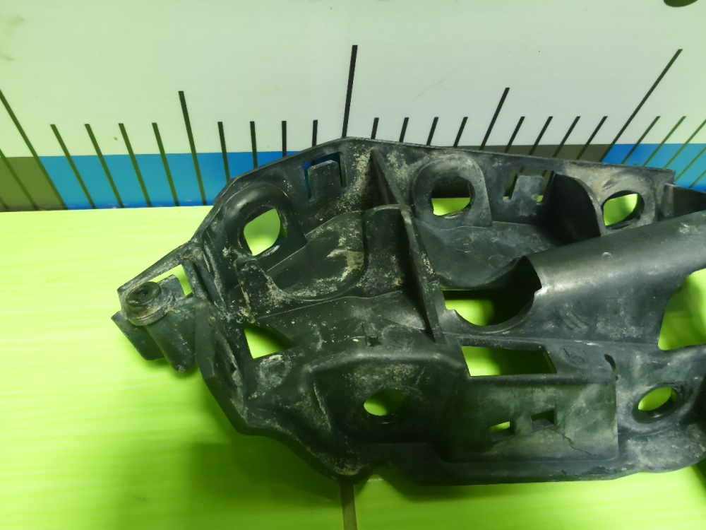 Кронштейн переднего бампера правый