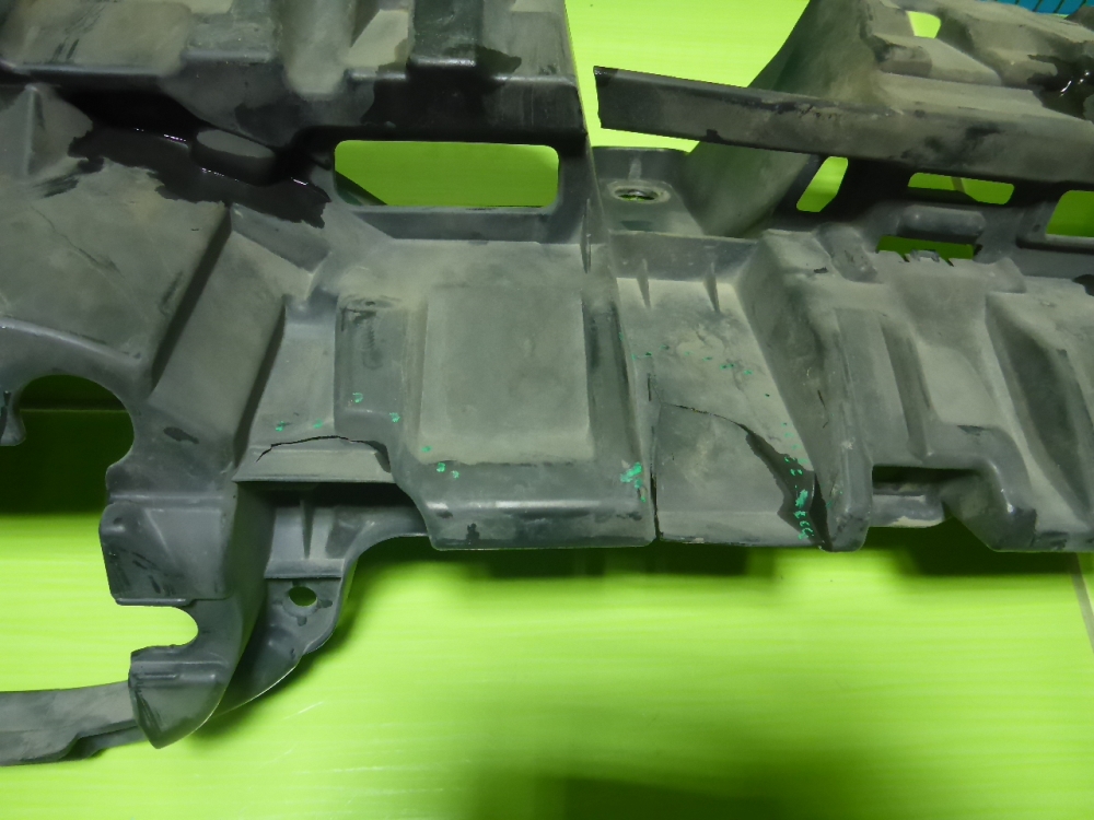 Кронштейн переднего бампера