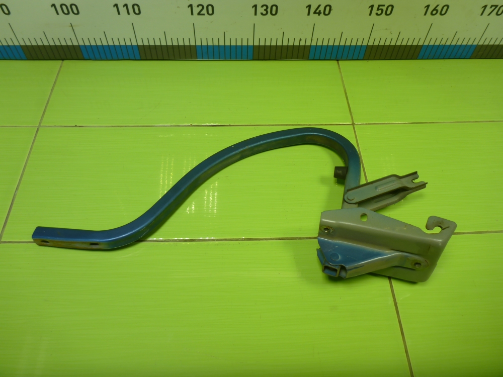 Петля крышки багажника