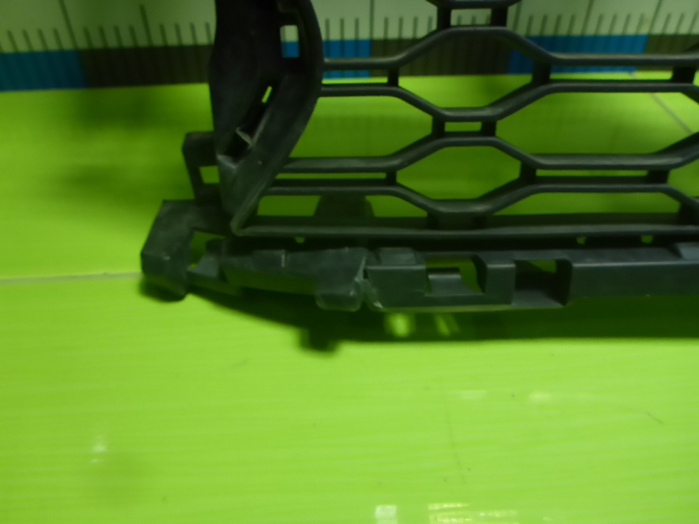 Решетка в бампер центральная