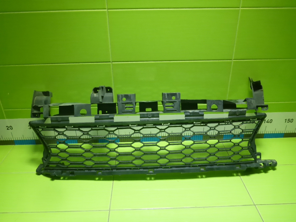 Решетка в бампер центральная