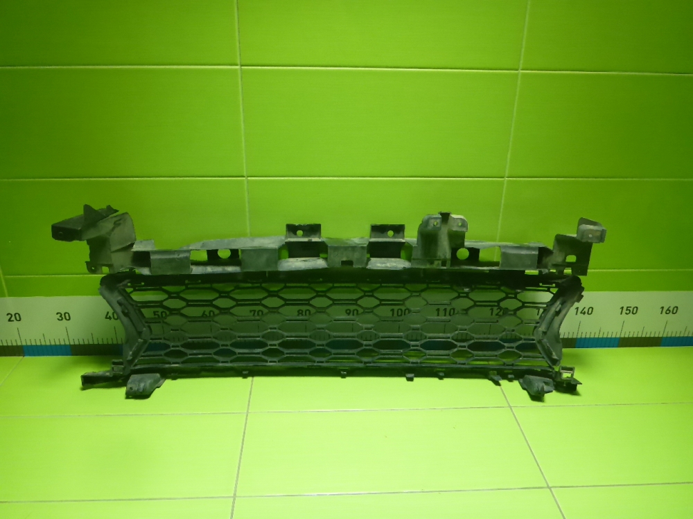 Решетка в бампер центральная