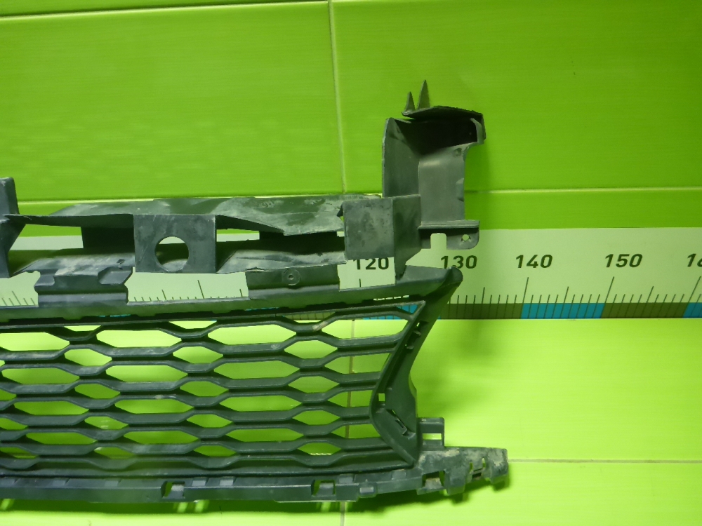 Решетка в бампер центральная