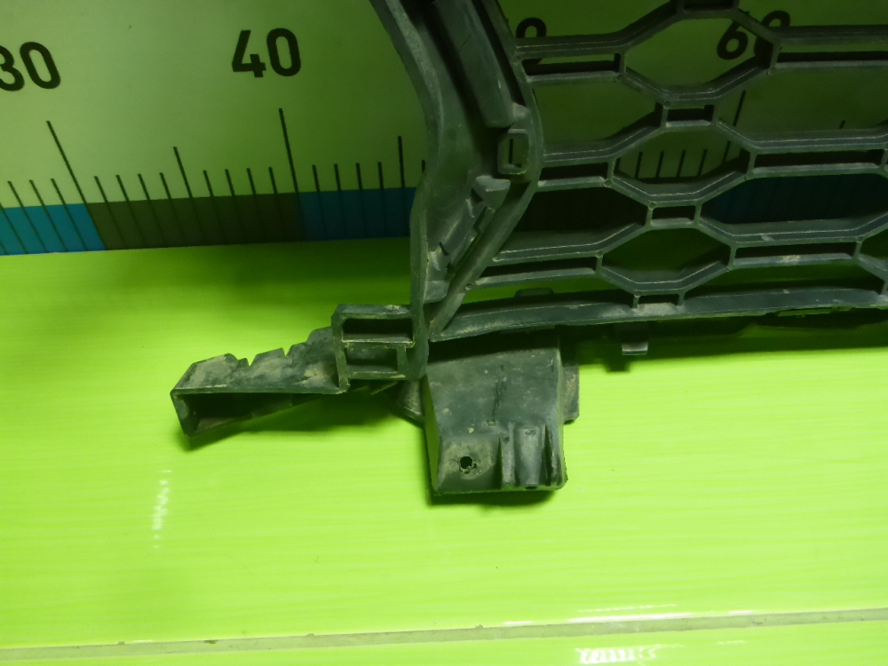 Решетка в бампер центральная