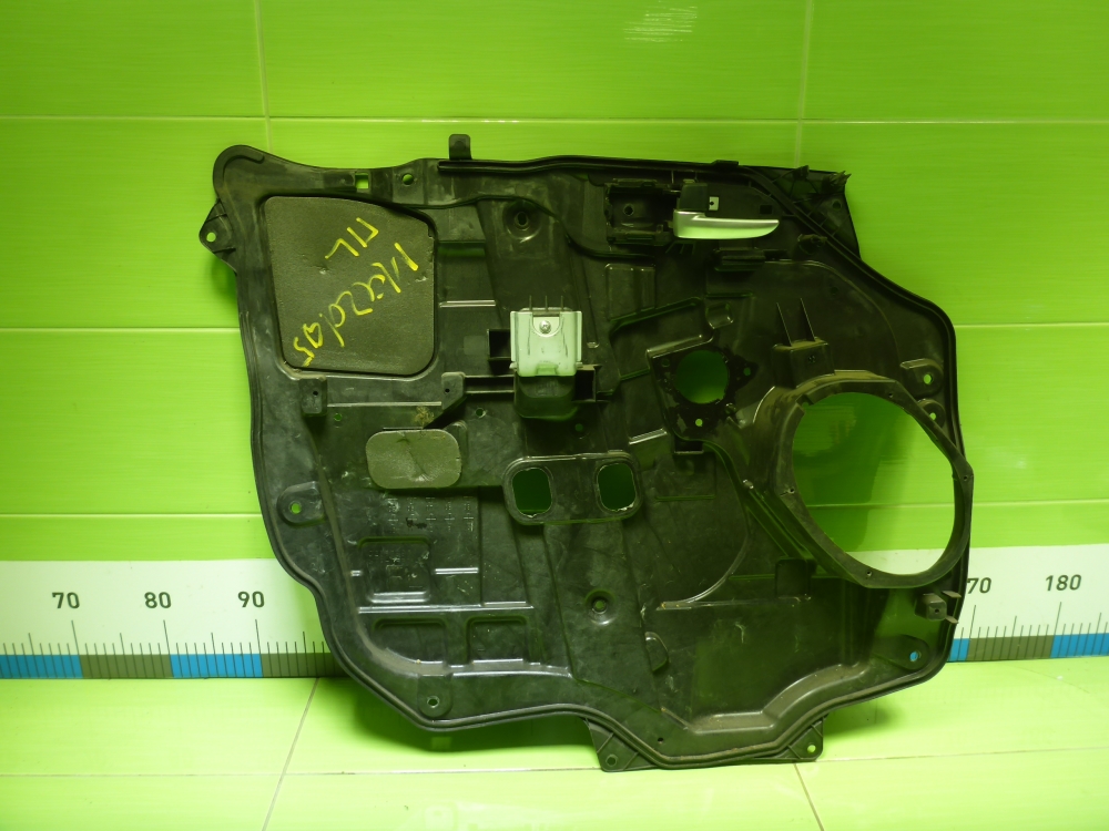 Обшивка двери передней левой