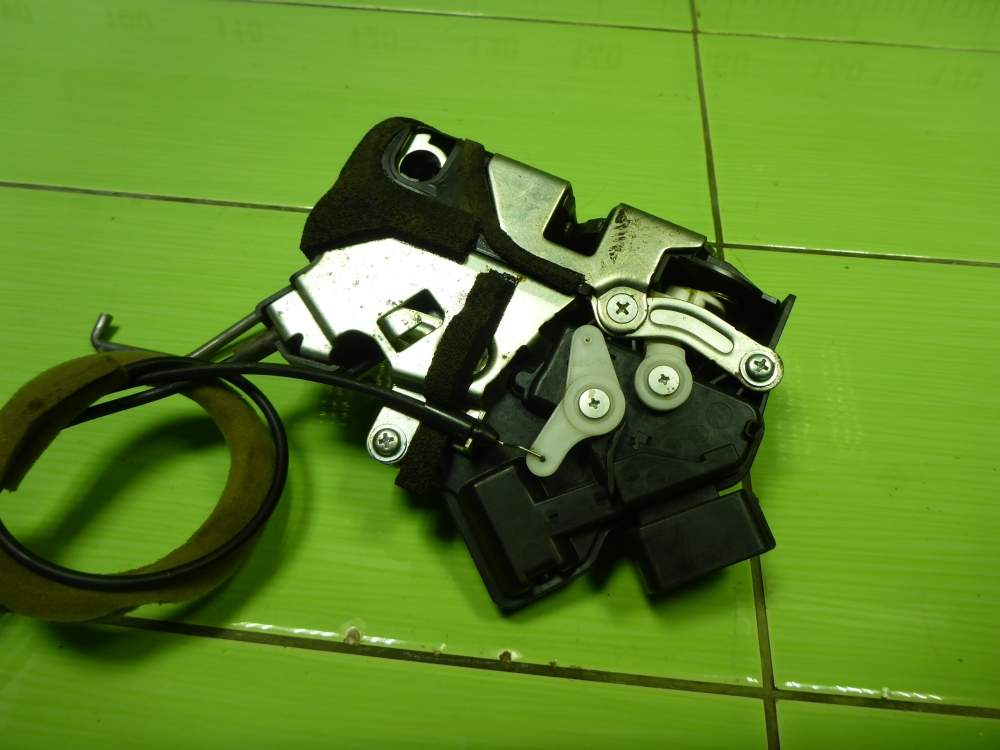 Замок двери передней правой