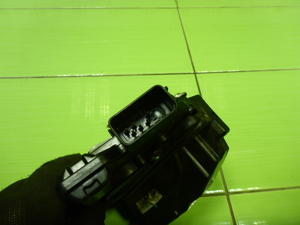 Замок двери передней правой