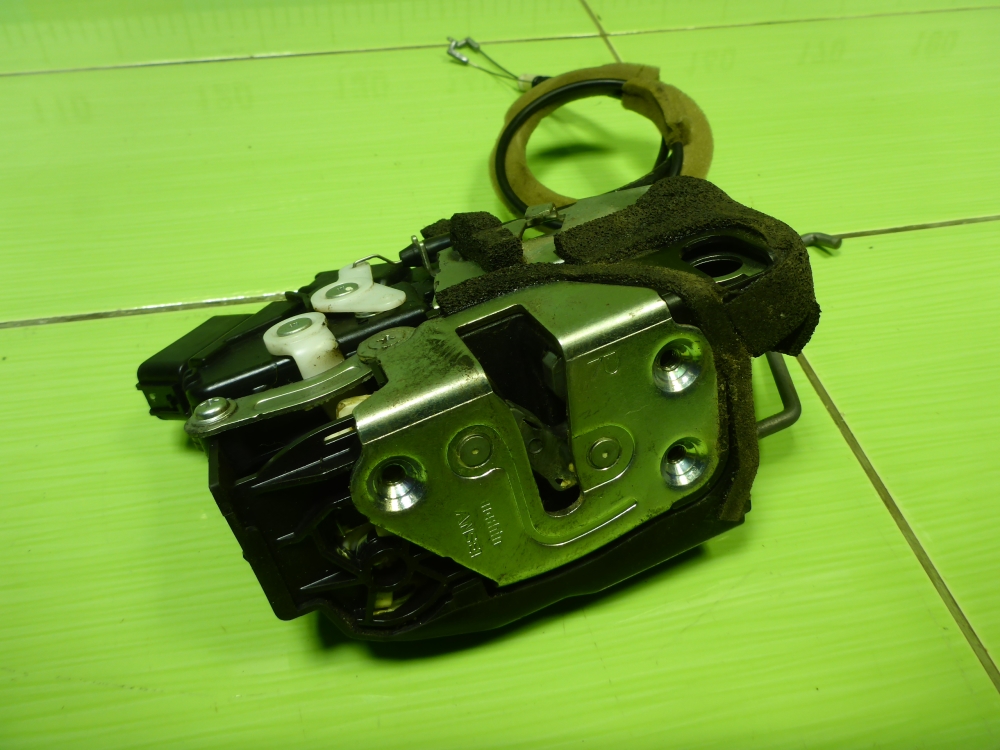 Замок двери передней правой