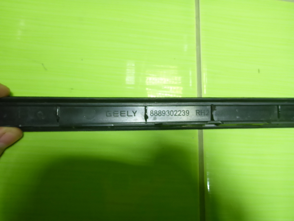 Молдинг лобового стекла