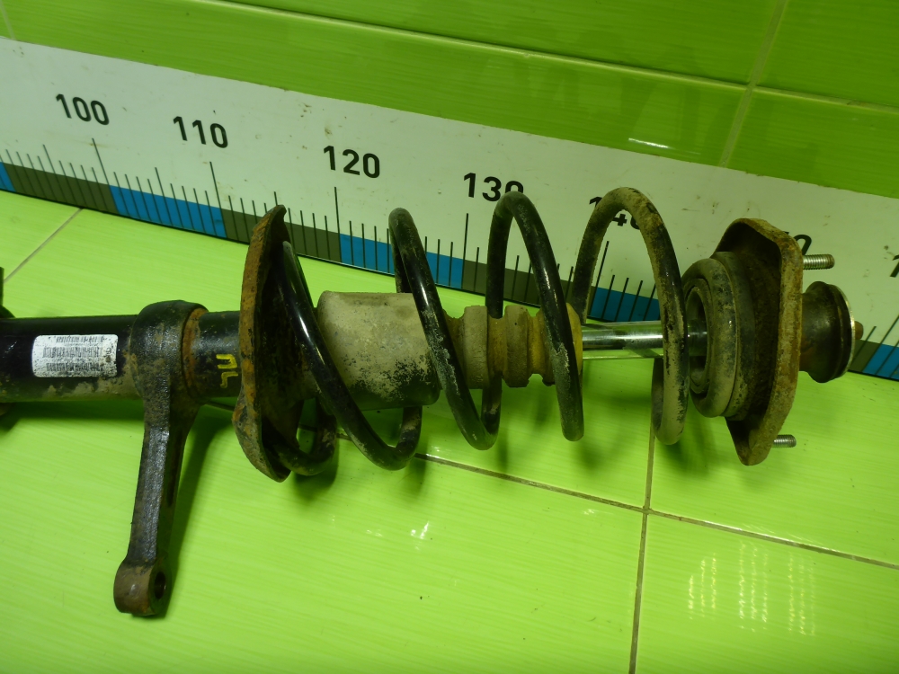 Амортизатор передний левый