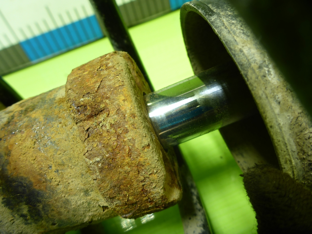 Амортизатор передний левый