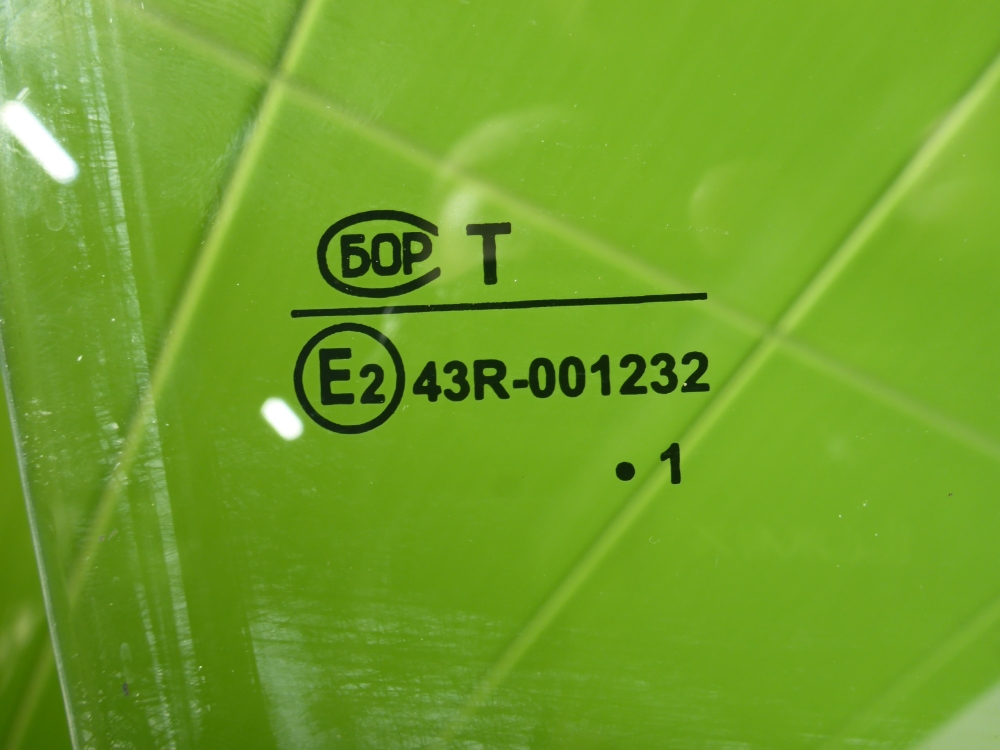 Стекло двери задней правой