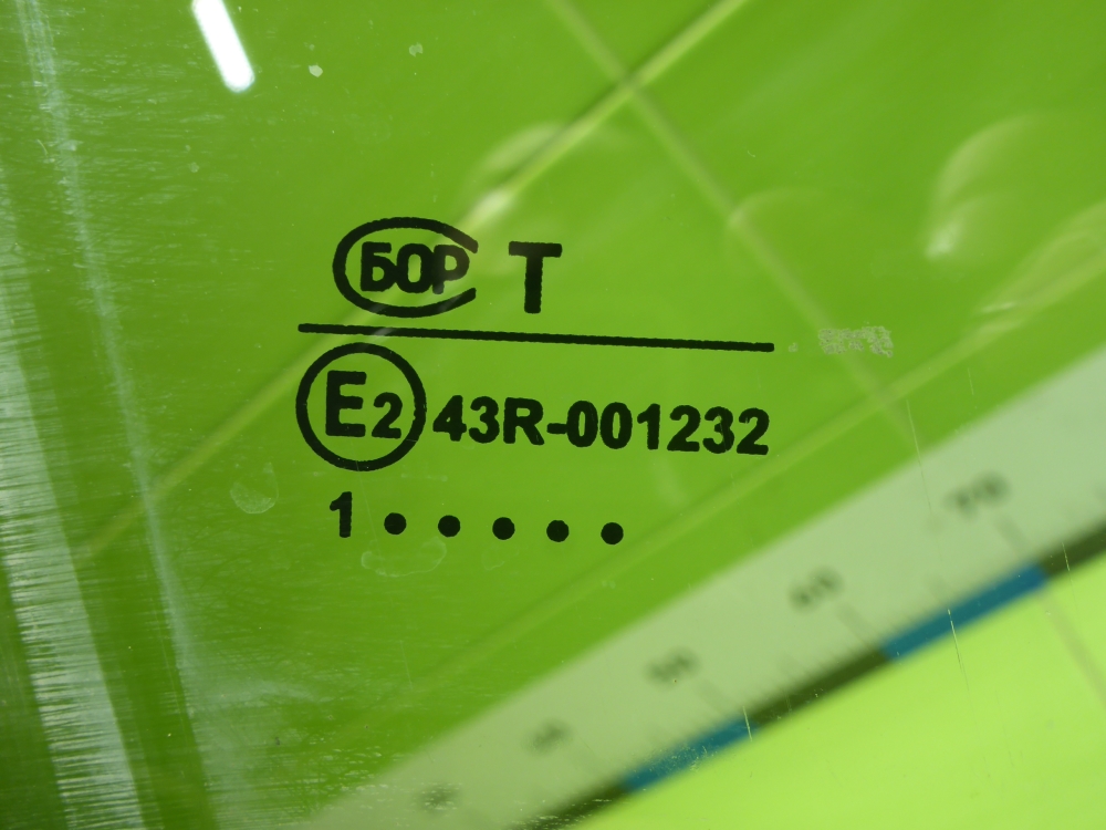 Стекло двери передней правой