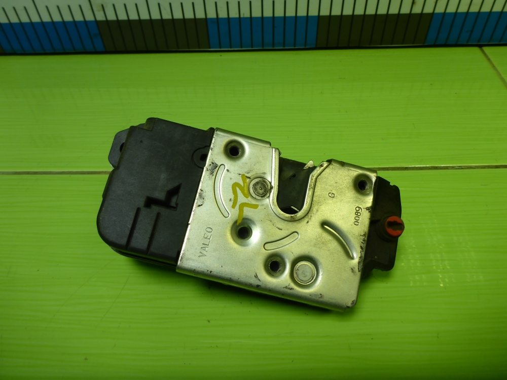 Замок двери задней левой