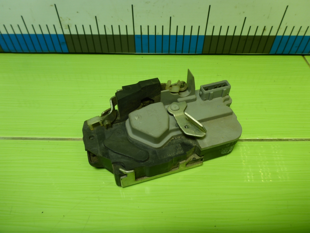 Замок двери задней левой