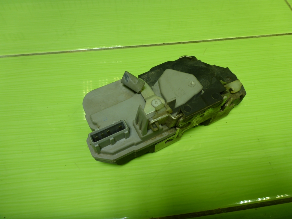 Замок двери задней левой