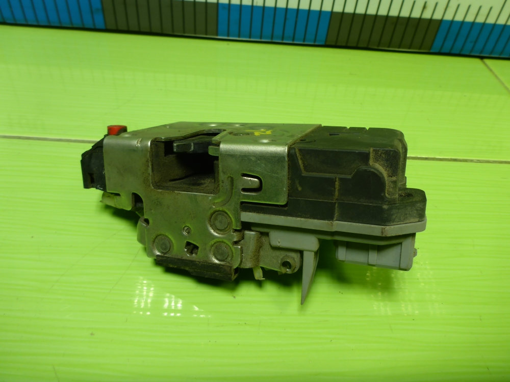 Замок двери задней левой