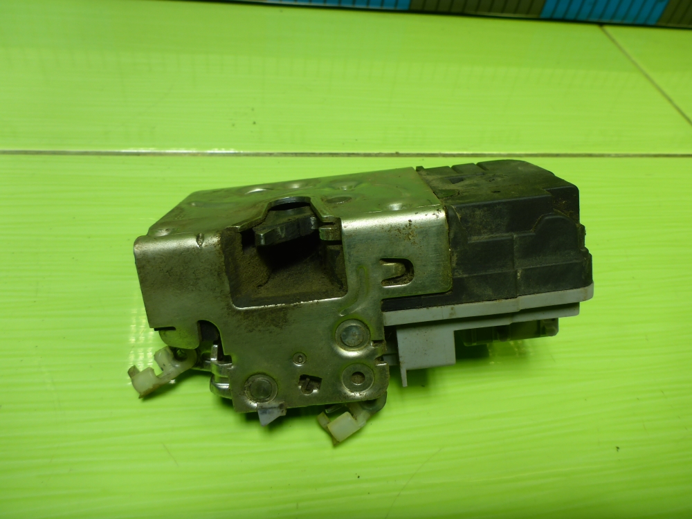 Замок двери передней левой