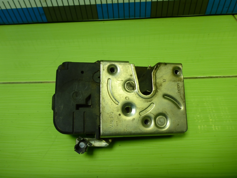 Замок двери передней левой