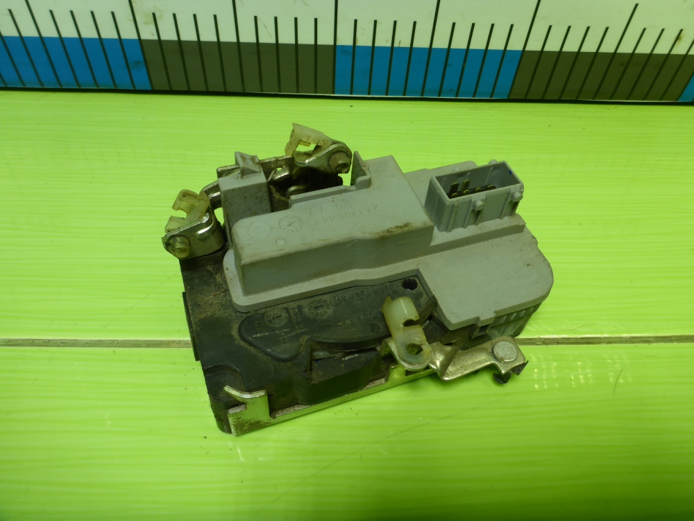 Замок двери передней левой