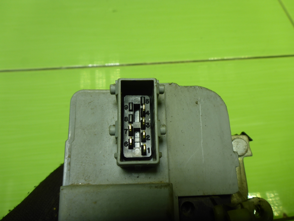 Замок двери передней левой