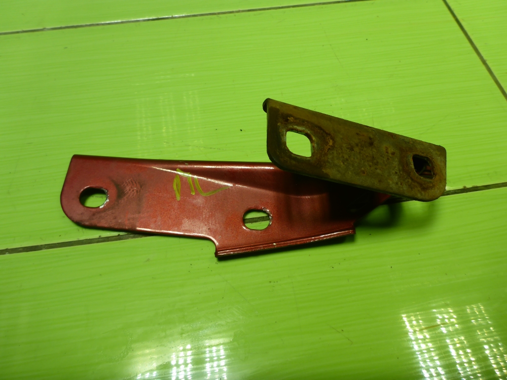 Петля капота левая