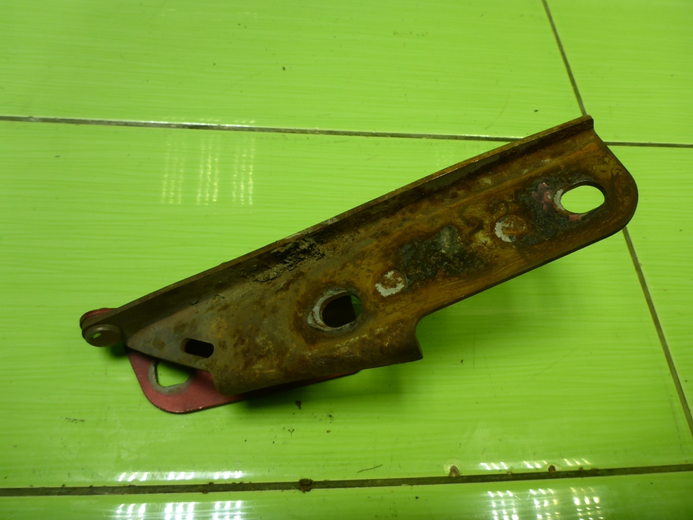 Петля капота левая