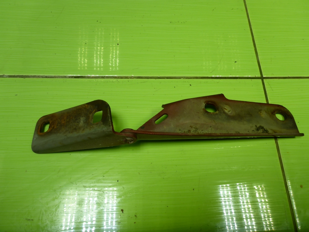 Петля капота правая