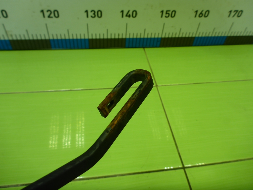 Поводок стеклоочистителя передний левый