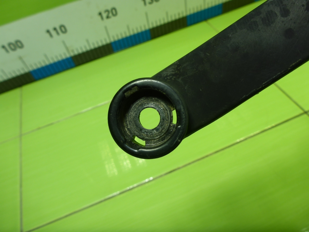 Поводок стеклоочистителя передний левый