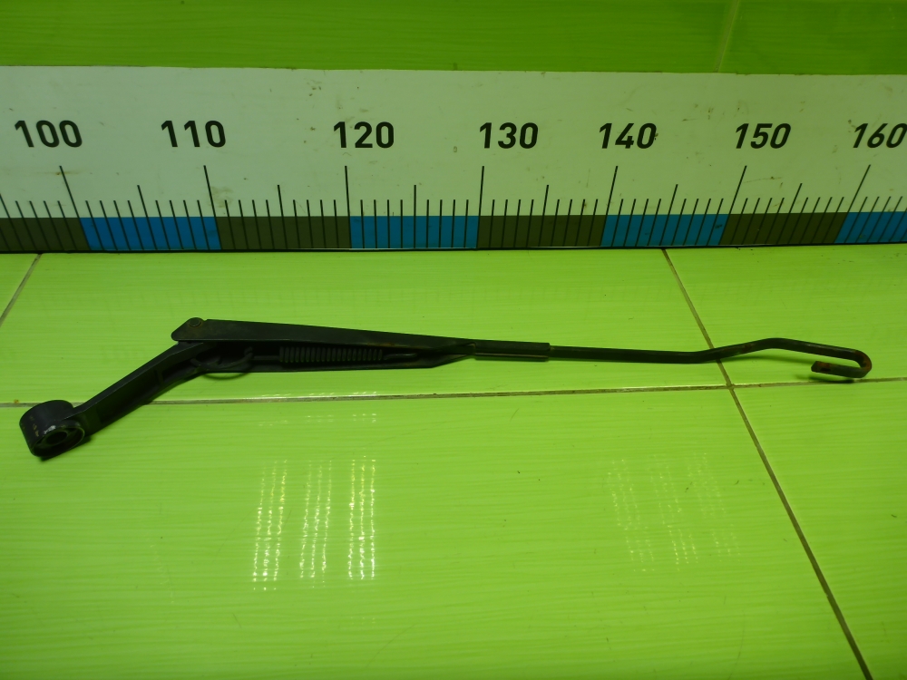 Поводок стеклоочистителя передний левый