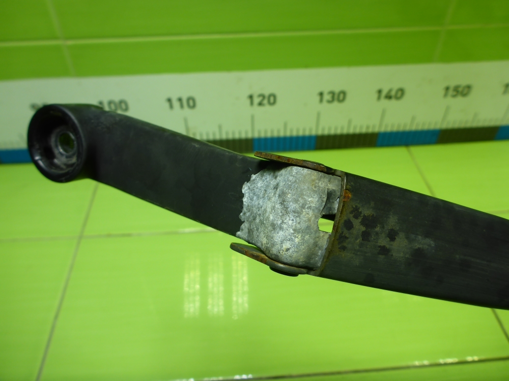 Поводок стеклоочистителя передний левый