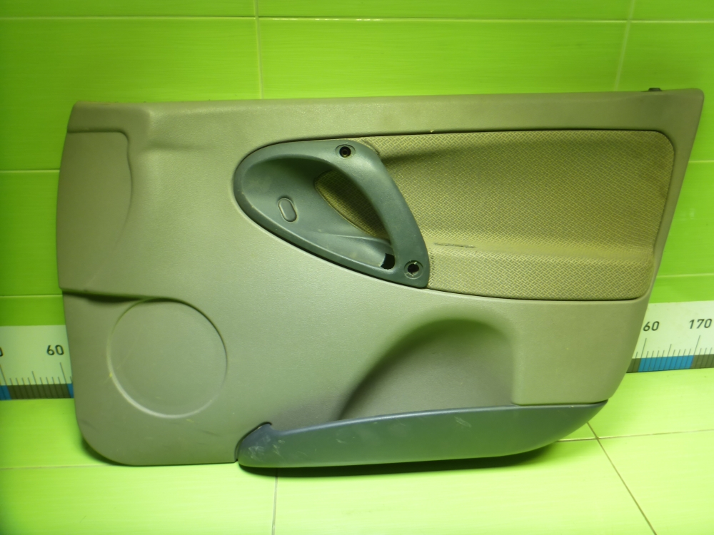 Обшивка двери передней правой