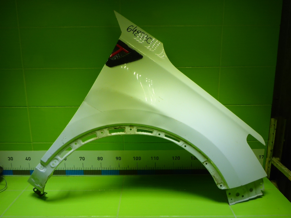 Крыло переднее правое