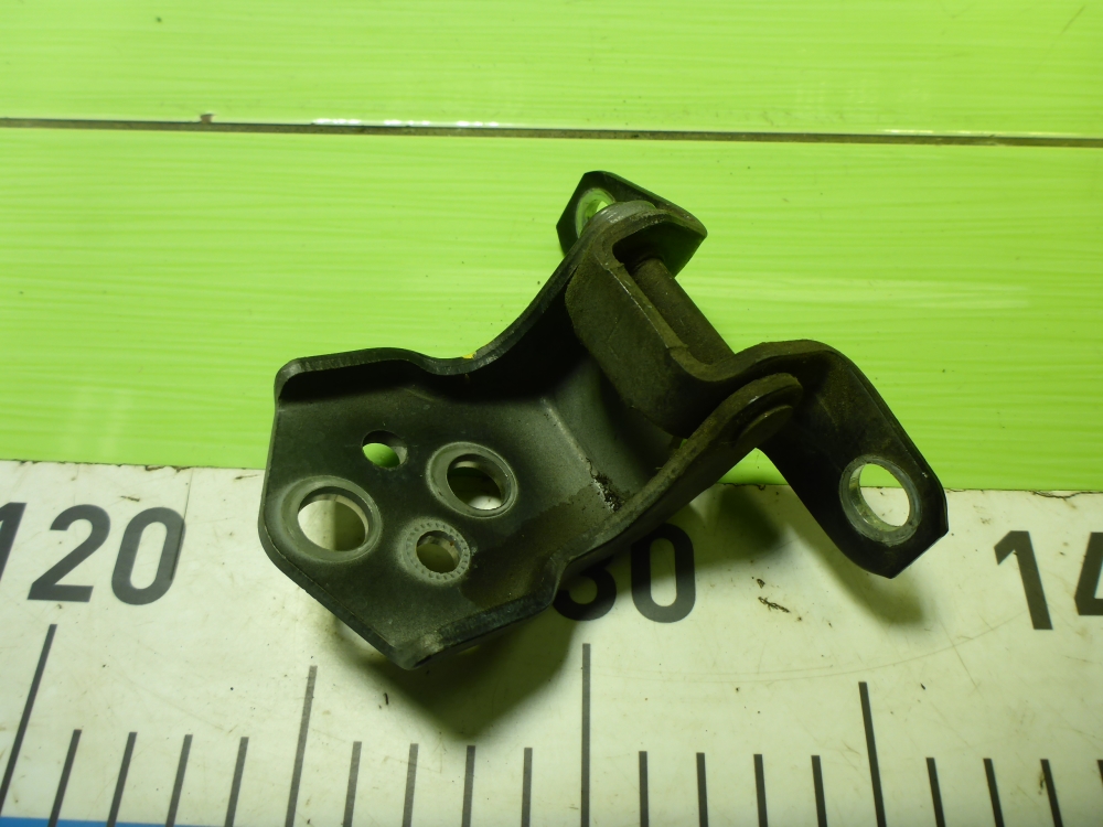 Петля двери передней левой верхняя