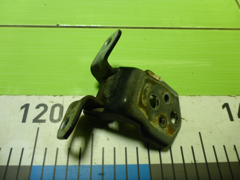 Петля двери передней левой верхняя