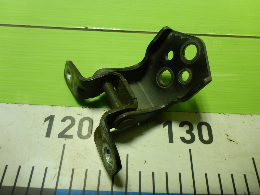 Петля двери передней правой верхняя