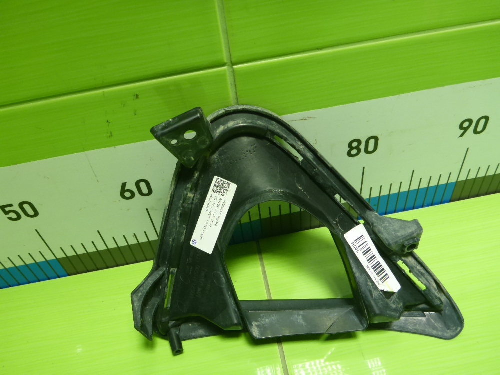 Рамка противотуманной фары левой