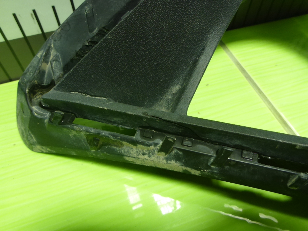 Рамка противотуманной фары левой