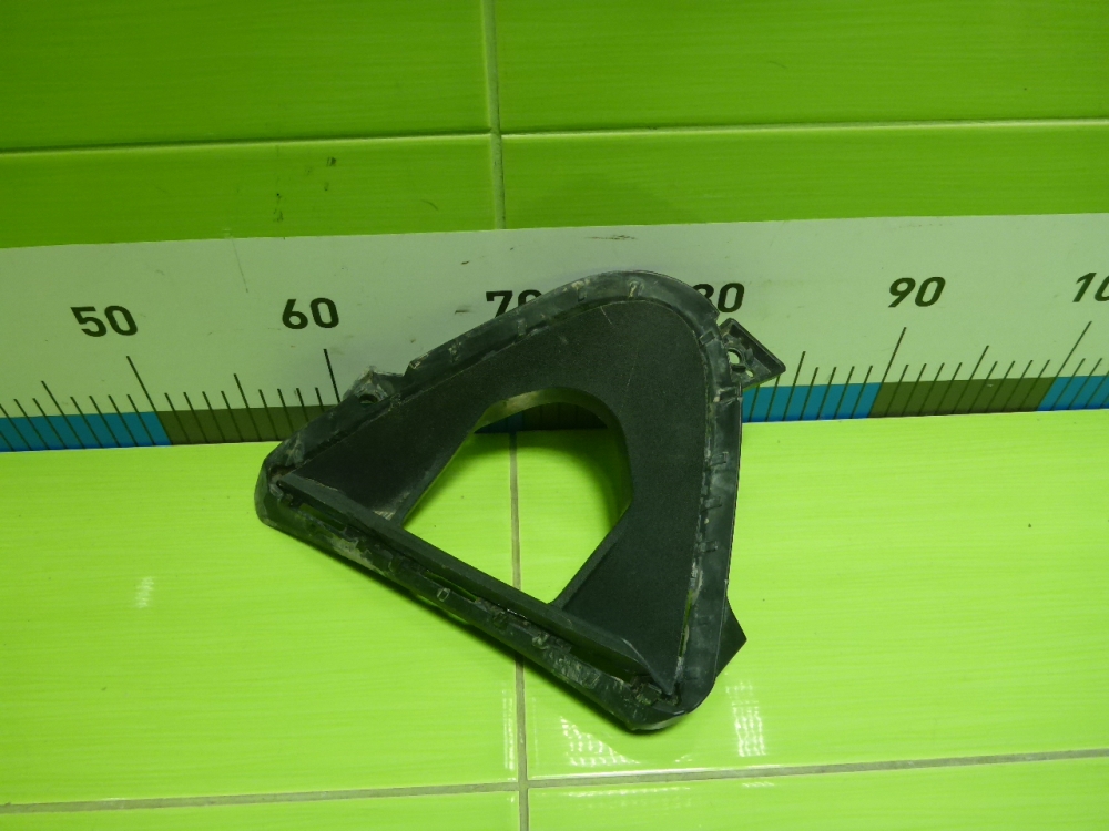 Рамка противотуманной фары левой