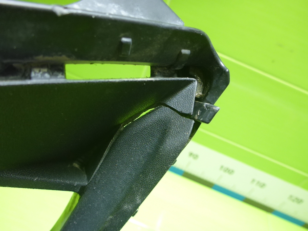 Рамка противотуманной фары левой