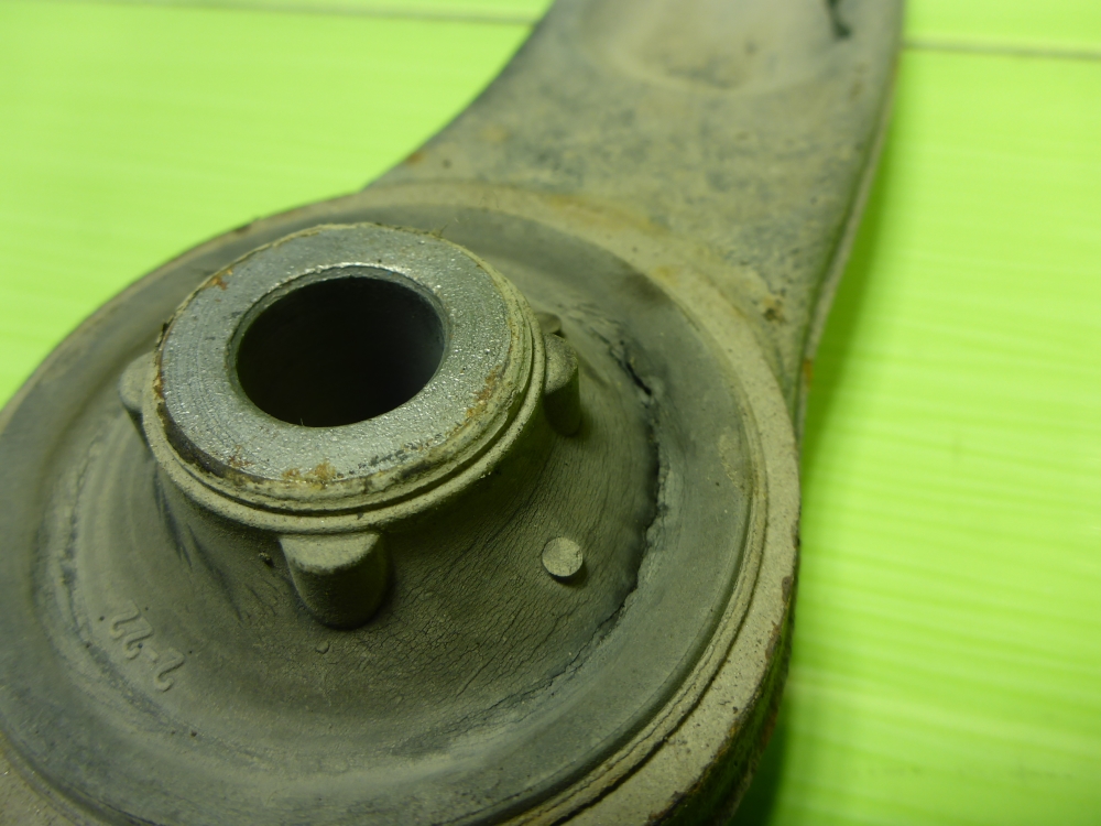 Рычаг передний левый