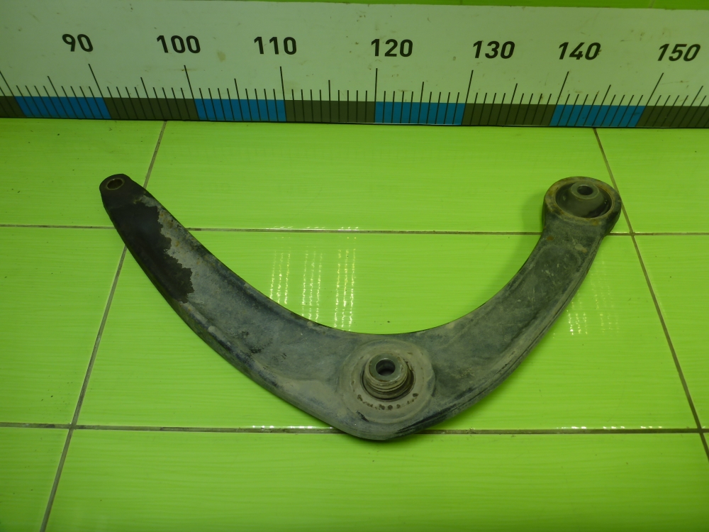 Рычаг передний левый