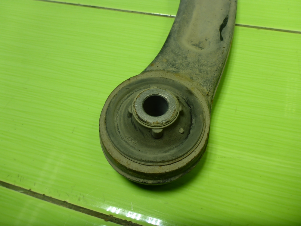 Рычаг передний левый