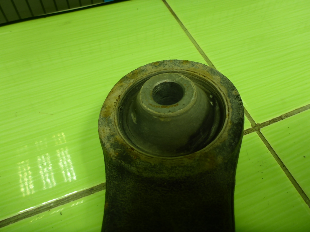 Рычаг передний левый