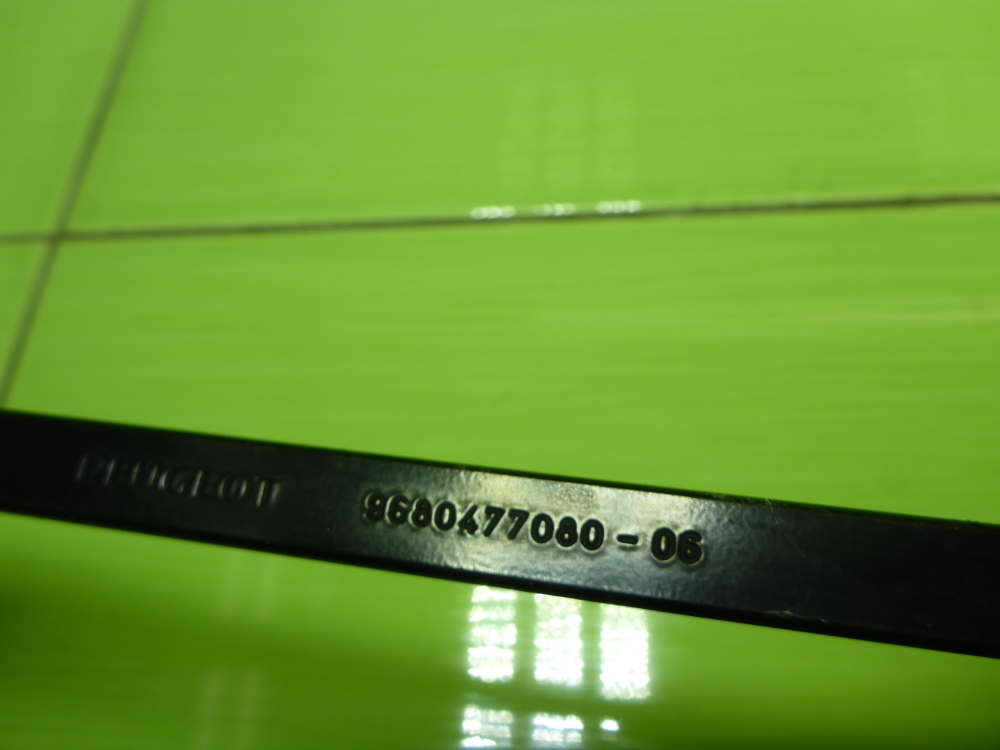 Поводок стеклоочистителя передний левый