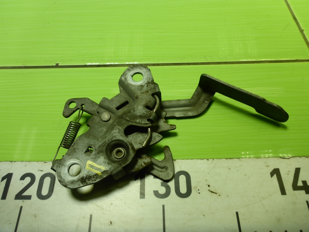 Замок капота